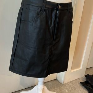 Guess NWT size large faux leather skirt
